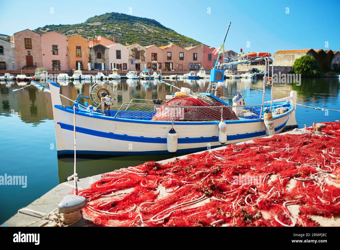 Bateau et filet de pêche rouge à Bosa, Sardaigne, Italie Banque D'Images