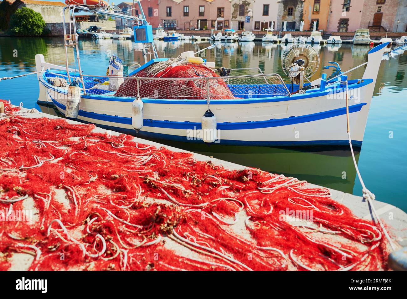 Bateau et filet de pêche rouge à Bosa, Sardaigne, Italie Banque D'Images