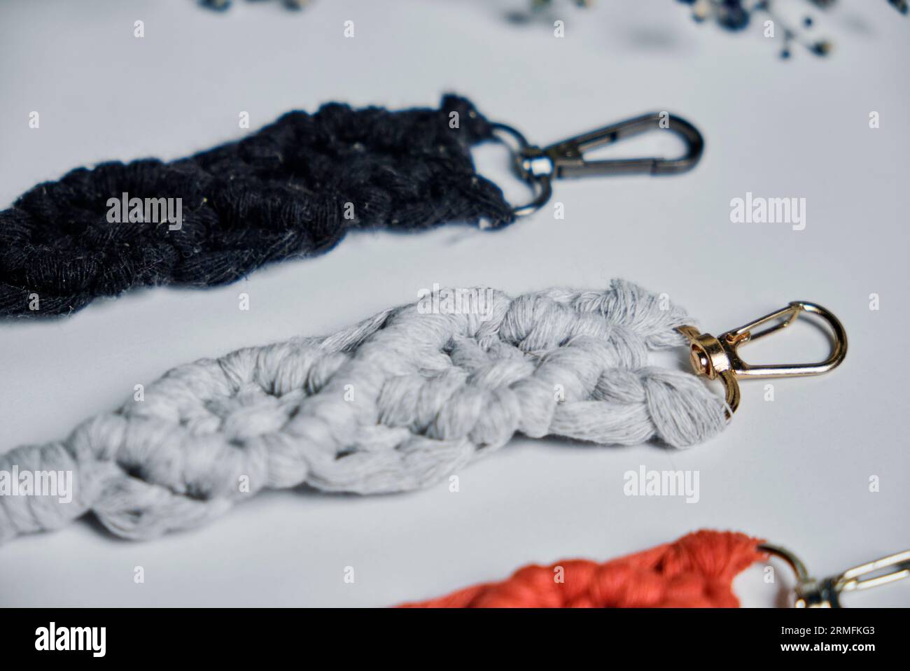 porte-clés tricotés isolés. et carte de félicitations. nom personnalisé sur le trousseau Banque D'Images