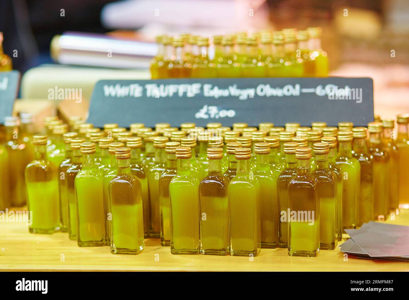 Beaucoup de bouteilles avec de l'huile d'olive extra vierge biologique fraîche avec des truffes sur le marché agricole de Londres Banque D'Images