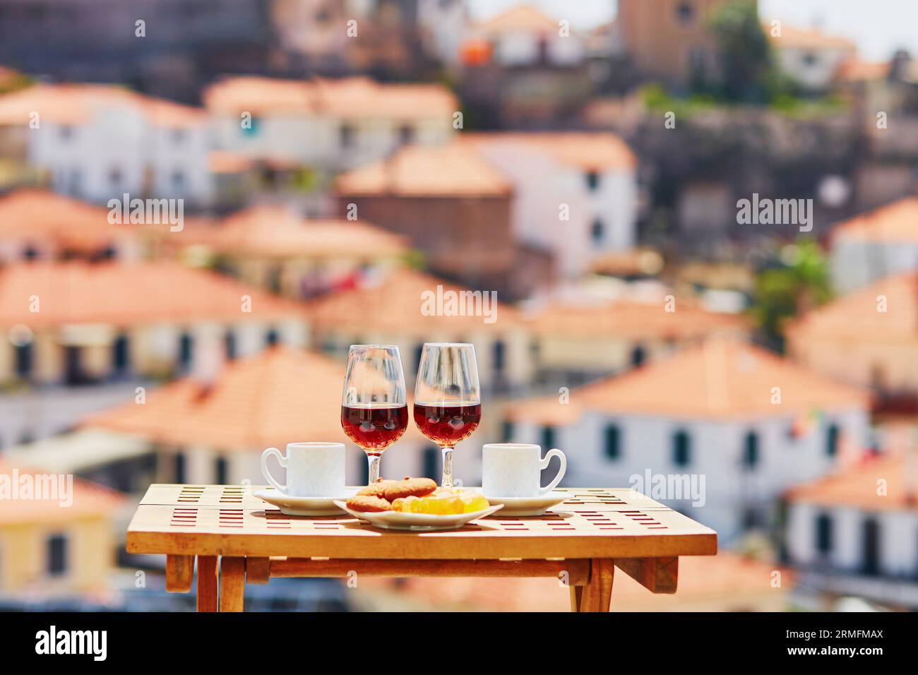 Deux verres de vin de Madère et deux tasses de café expresso frais dans le café de rue avec vue sur la ville de Funchal, Madère, Portugal Banque D'Images