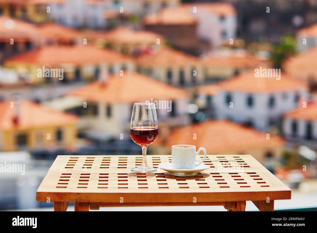 Glasse de vin de Madère et tasse de café expresso frais dans le café de rue avec vue sur la ville de Funchal, Madère, Portugal Banque D'Images