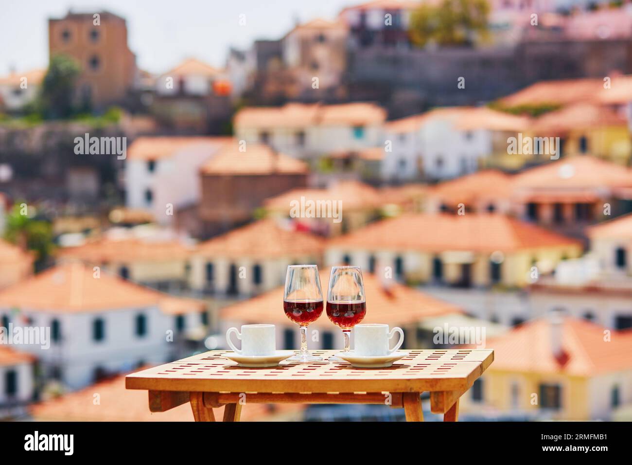 Deux verres de vin de Madère et deux tasses de café expresso frais dans un café avec vue sur la ville de Funchal, Madère, Portugal Banque D'Images