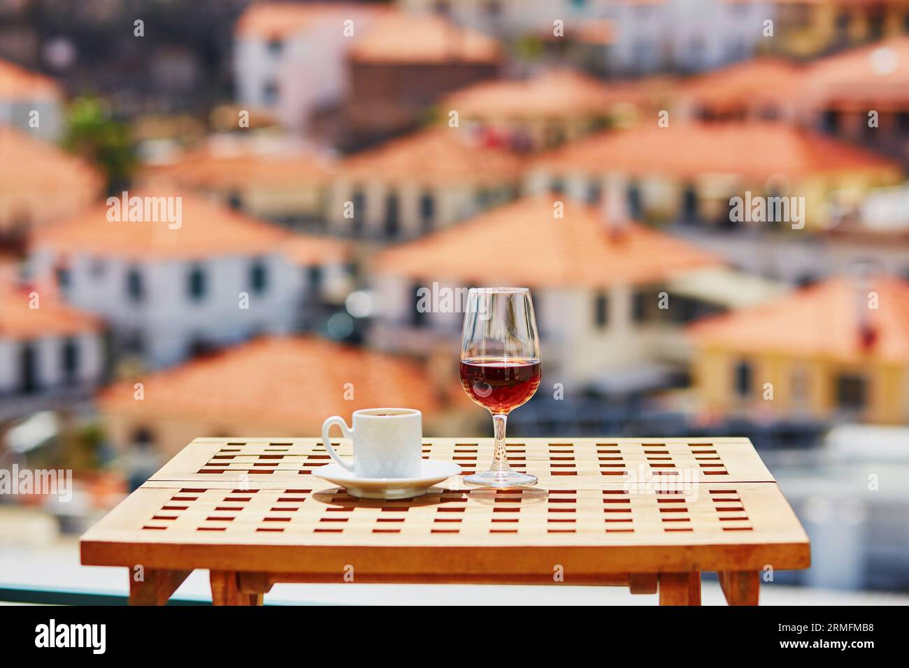 Glasse de vin de Madère et tasse de café expresso frais dans le café de rue avec vue sur la ville de Funchal, Madère, Portugal Banque D'Images