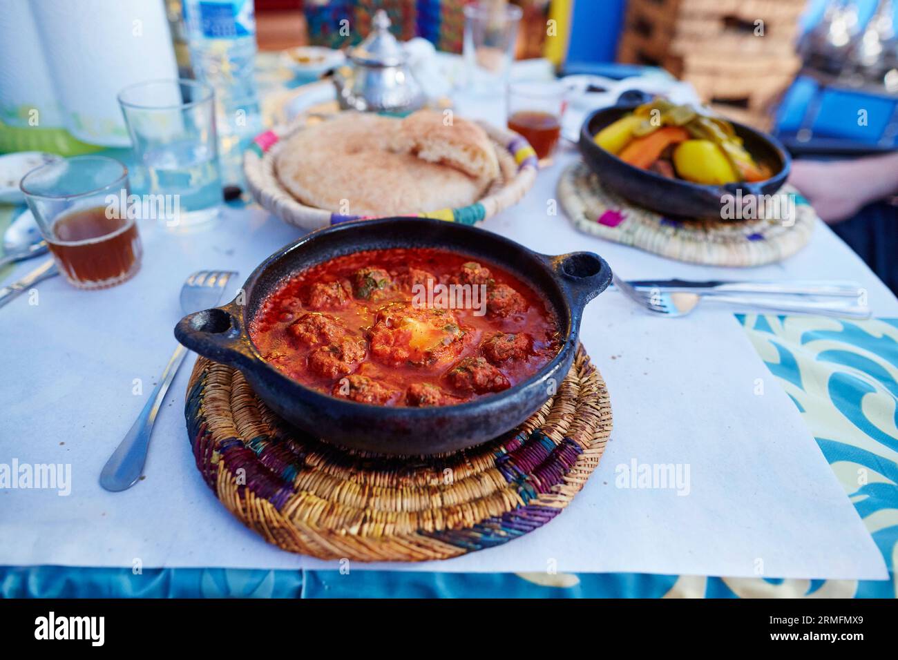 Plat traditionnel marocain kefta tajine avec boulettes de viande et œuf