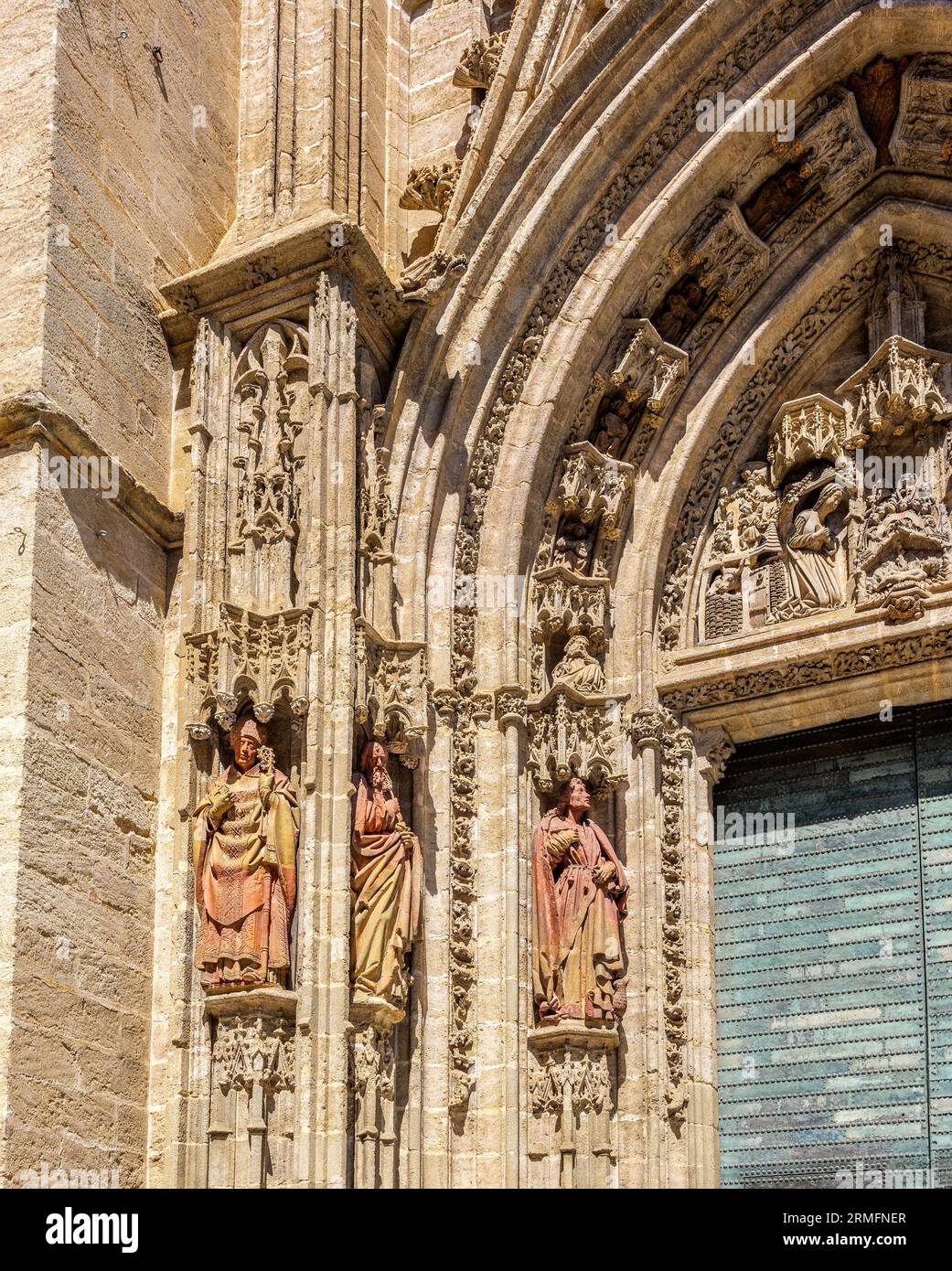Sculptures des évêques de Séville sur un côté du portail Portada del Bautismo. Cathédrale de Séville. Séville, Andalousie, Espagne. Banque D'Images