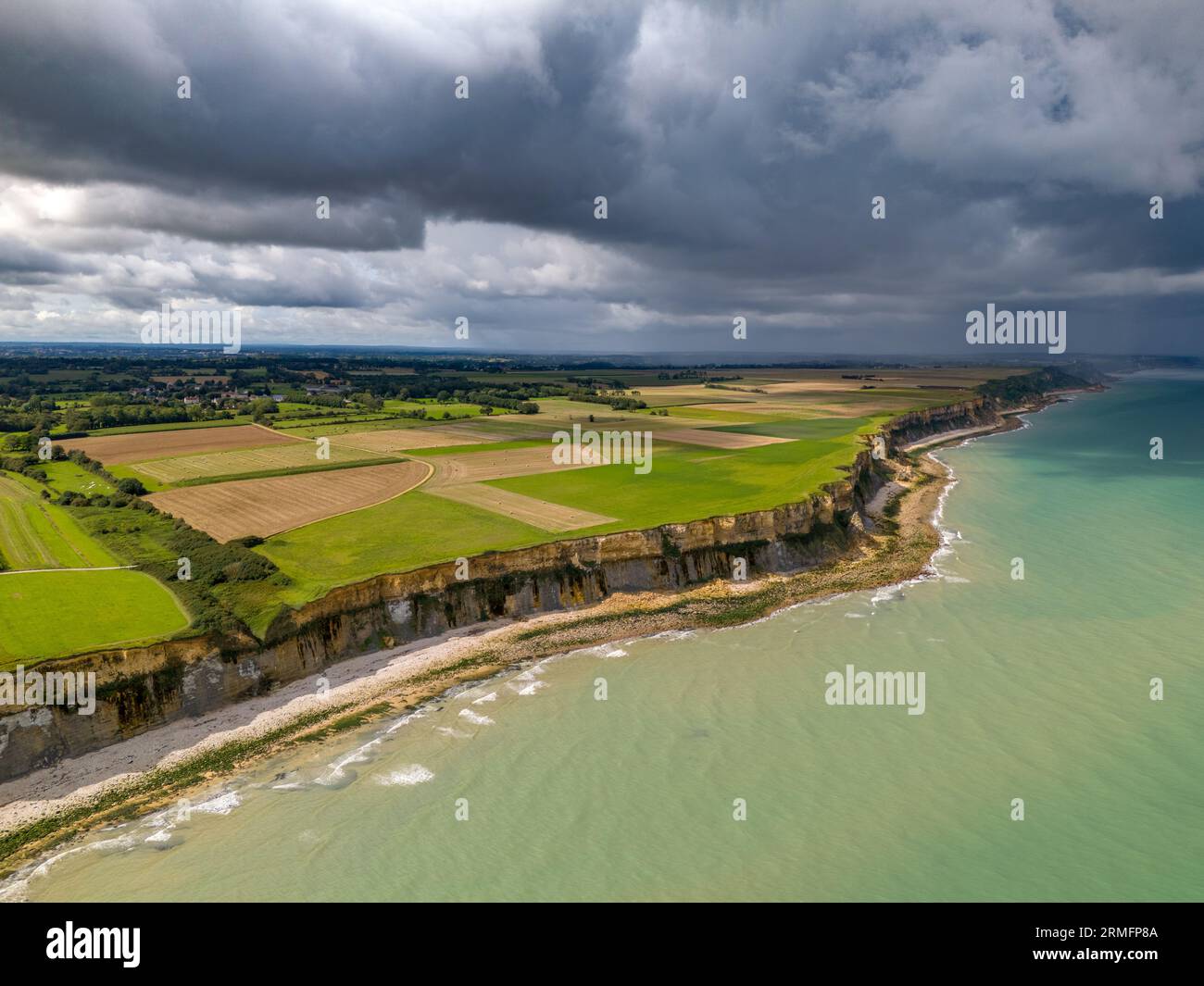 Vue aérienne de la magnifique côte près d'Arromanches en Normandie, France. De hautes falaises s'élèvent au-dessus de la mer. Banque D'Images