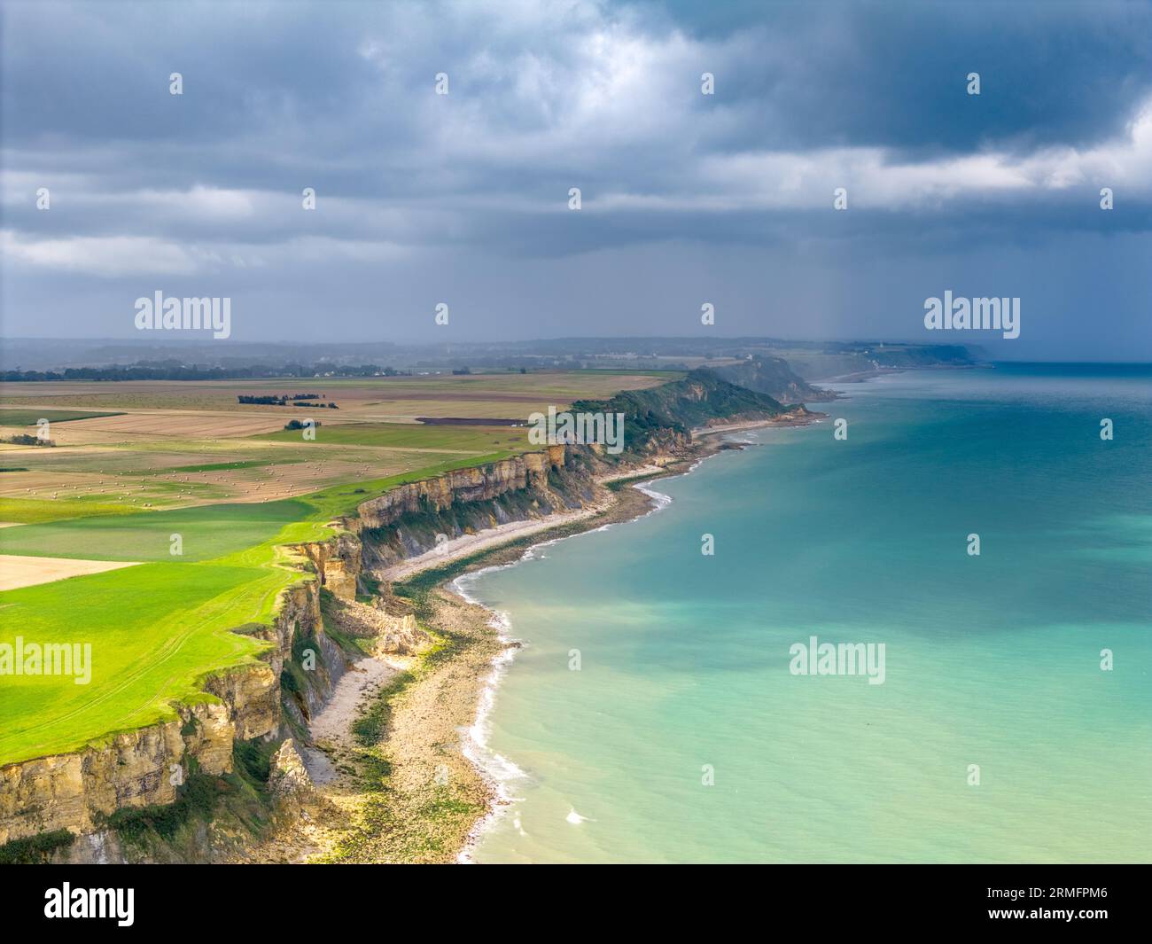 Vue aérienne de la magnifique côte près d'Arromanches en Normandie, France. De hautes falaises s'élèvent au-dessus de la mer. Banque D'Images