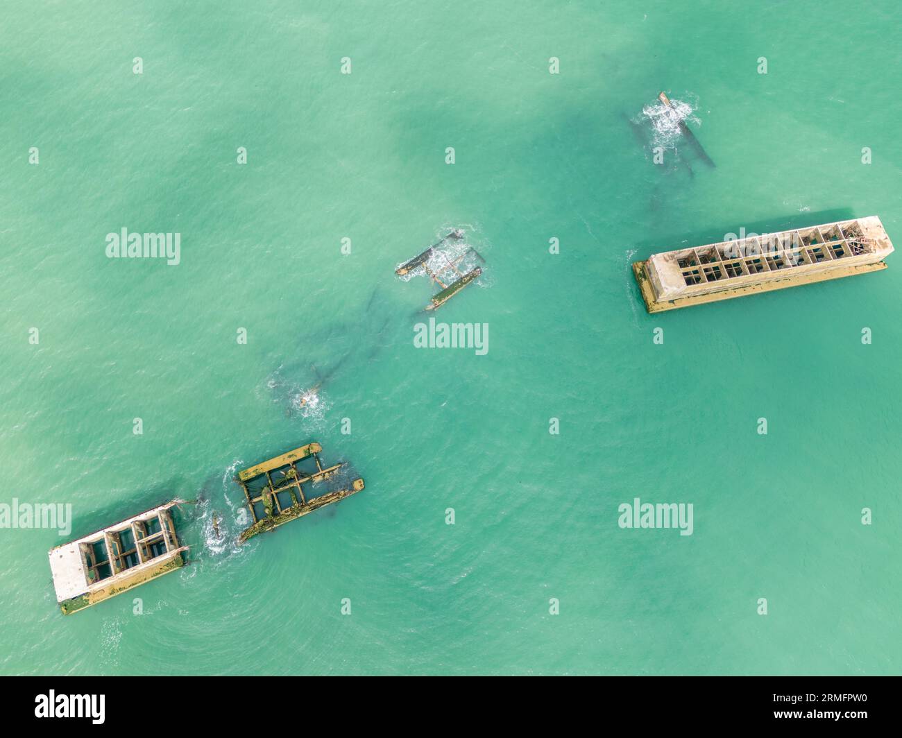 Vue aérienne drone de parties de vieux ponts dans la mer d'Arromanches les bains en Normandie, France. Banque D'Images
