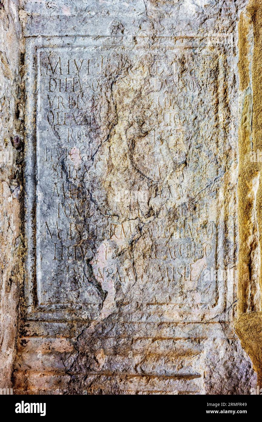 Aras romains (autels) à la base du côté sud de la tour de la Giralda. Cathédrale de Séville. Séville, Andalousie, Espagne. Banque D'Images