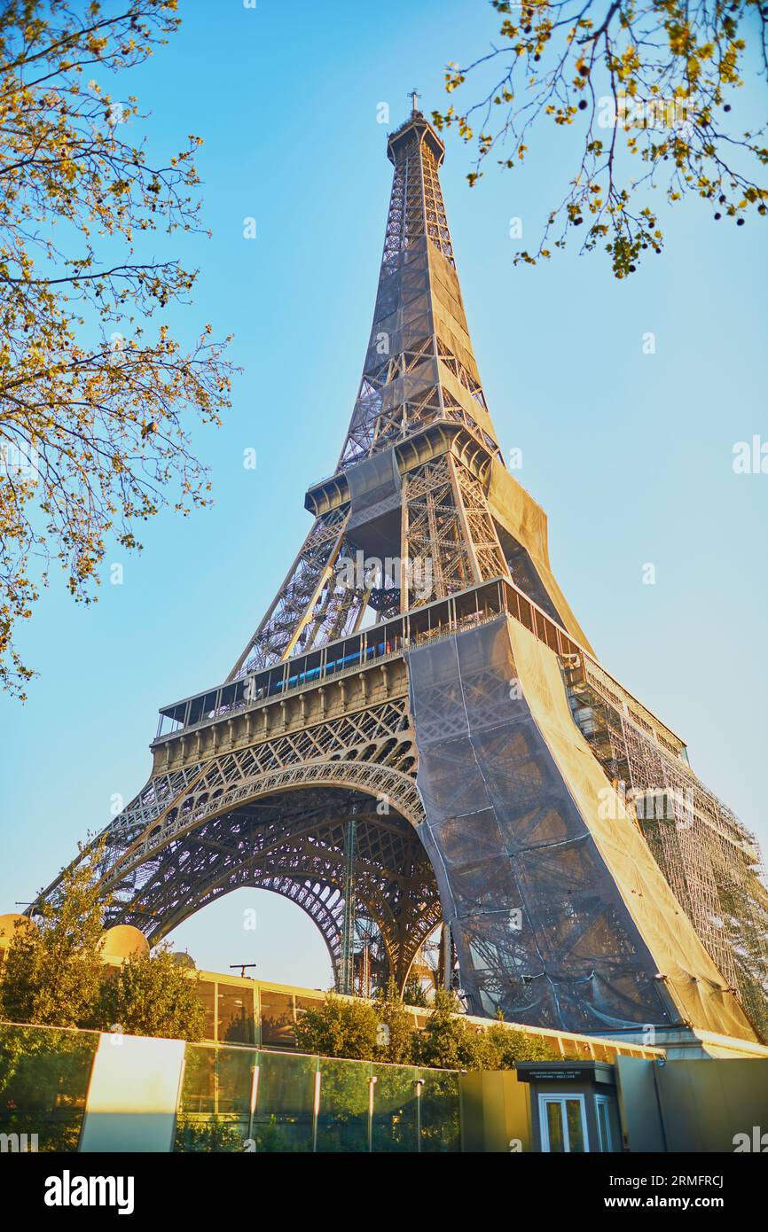 Vue grand angle de la tour Eiffel à Paris, France avec échafaudages pendant les travaux de rénovation et de réparation Banque D'Images