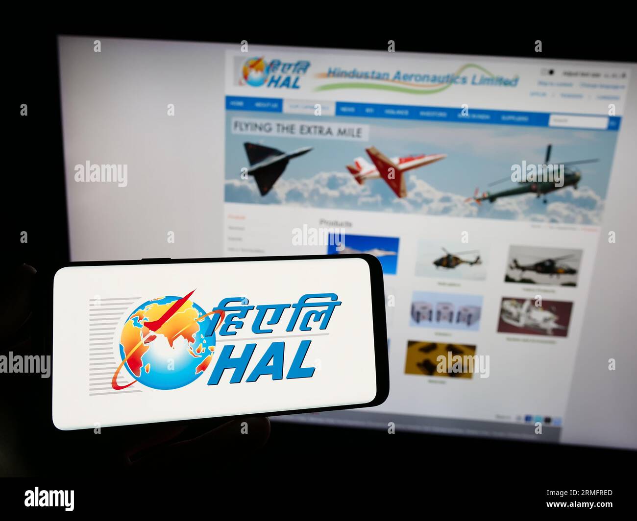 Personne tenant le smartphone avec le logo de la société Hindustan Aeronautics Limited (HAL) sur l'écran devant le site Web. Concentrez-vous sur l'affichage du téléphone. Banque D'Images