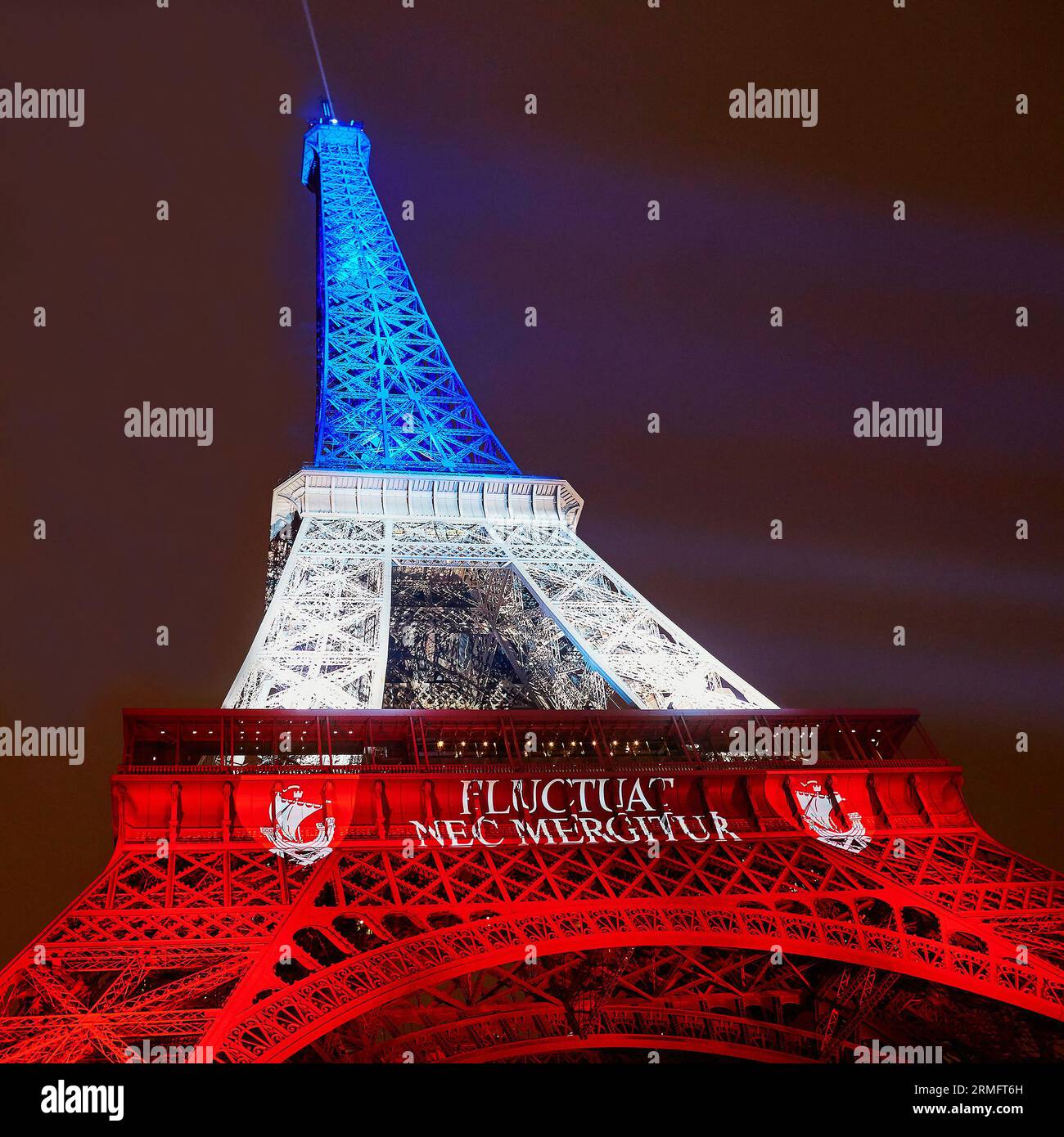 PARIS - 16 NOVEMBRE : Tour Eiffel illuminée des couleurs du drapeau national français le jour du deuil du 16 novembre 2015 à Paris Banque D'Images