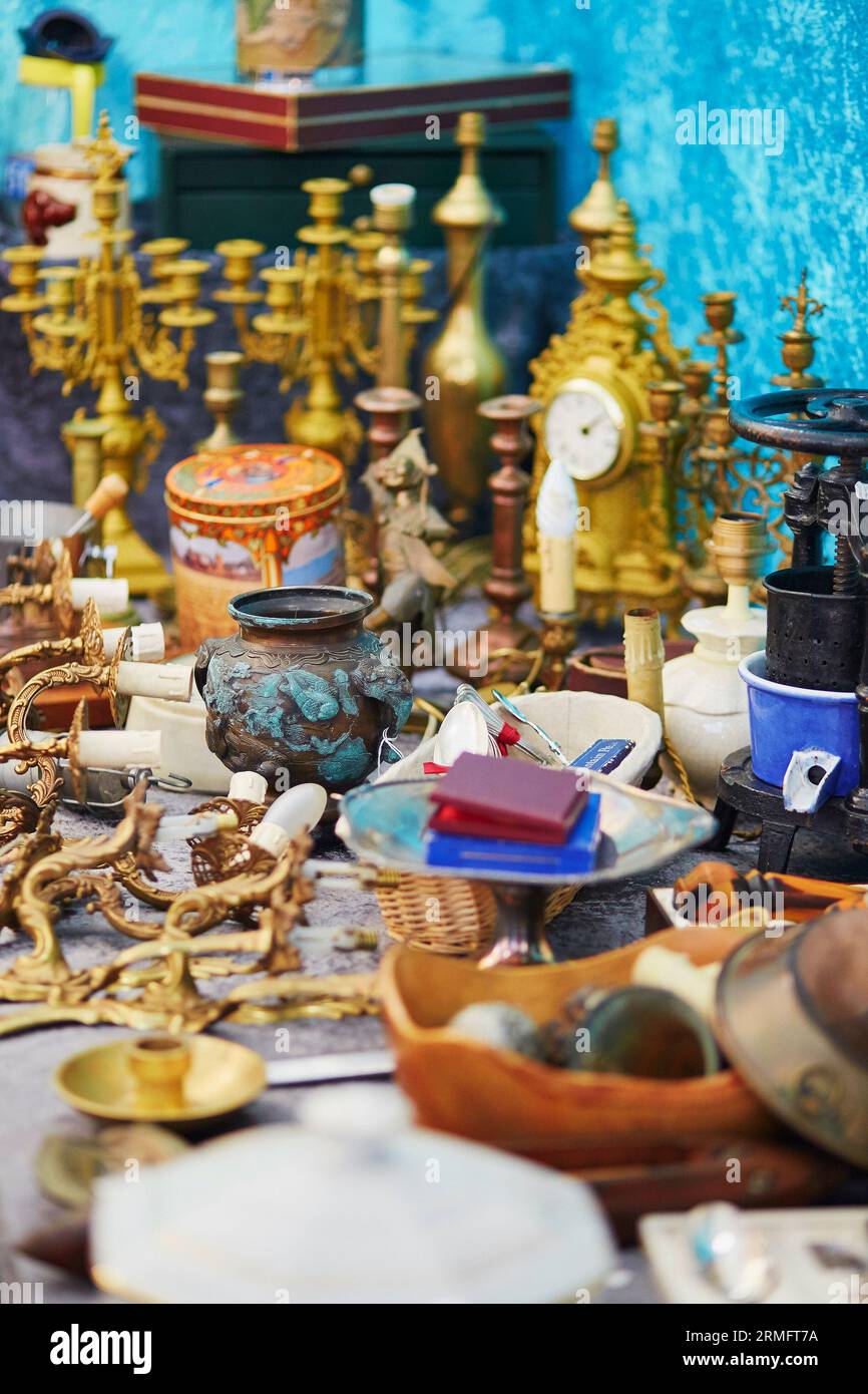 Vase en argile et beaucoup d'autres belles choses sur le marché aux puces à Paris, France Banque D'Images