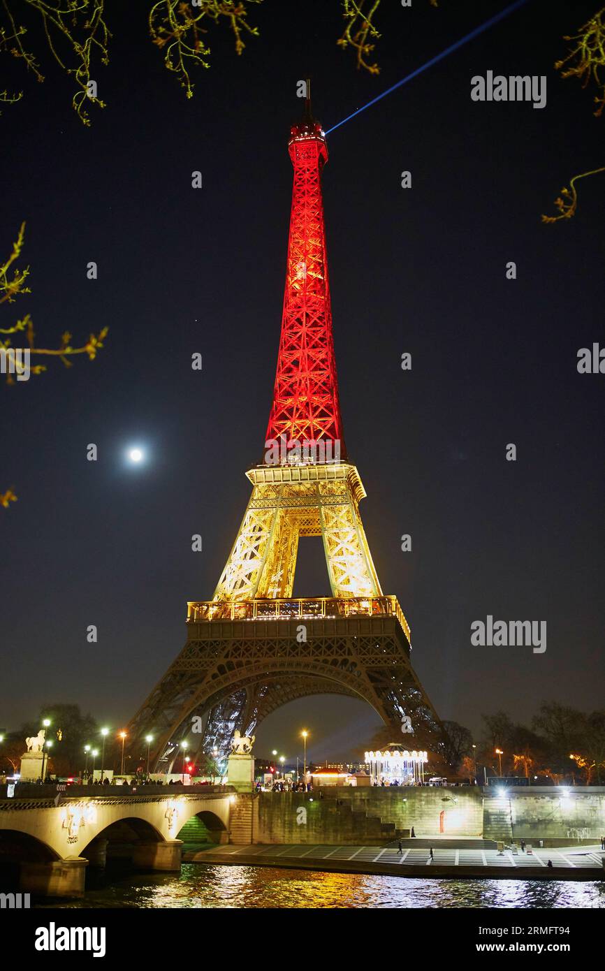 PARIS - 22 MARS : Tour Eiffel illuminée des couleurs du drapeau national belge le jour de l'attaque terroriste le 22 mars 2016 à Bruxelles Banque D'Images