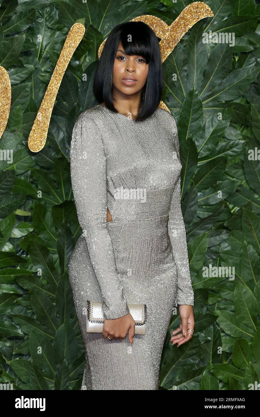 Sabrina Dhowre assiste aux Fashion Awards au Royal Albert Hall de Londres. Banque D'Images