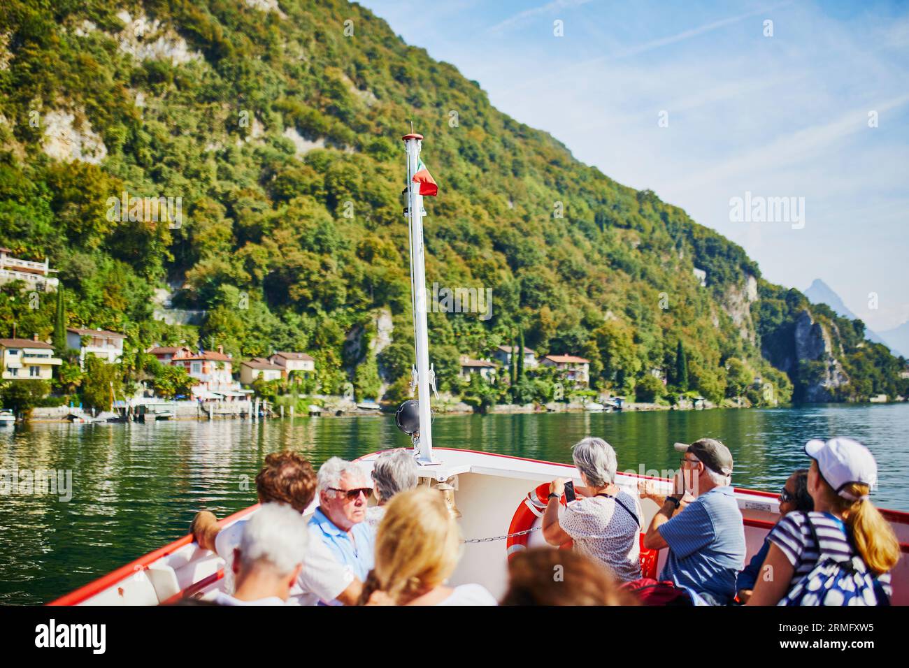 LUGANO, SUISSE - 22 SEPTEMBRE 2018 : les gens prennent une excursion en bateau au village de Gandria près de Lugano depuis le lac, canton du Tessin, Suisse Banque D'Images