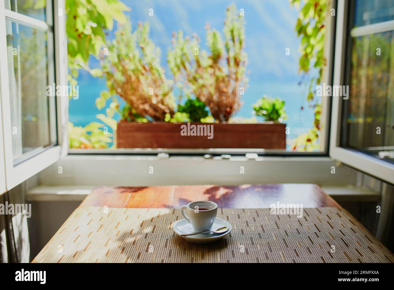 Tasse de café près de la fenêtre. Café ou restaurant et table avec vue sur le lac. Lugano, canton du Tessin, Suisse Banque D'Images