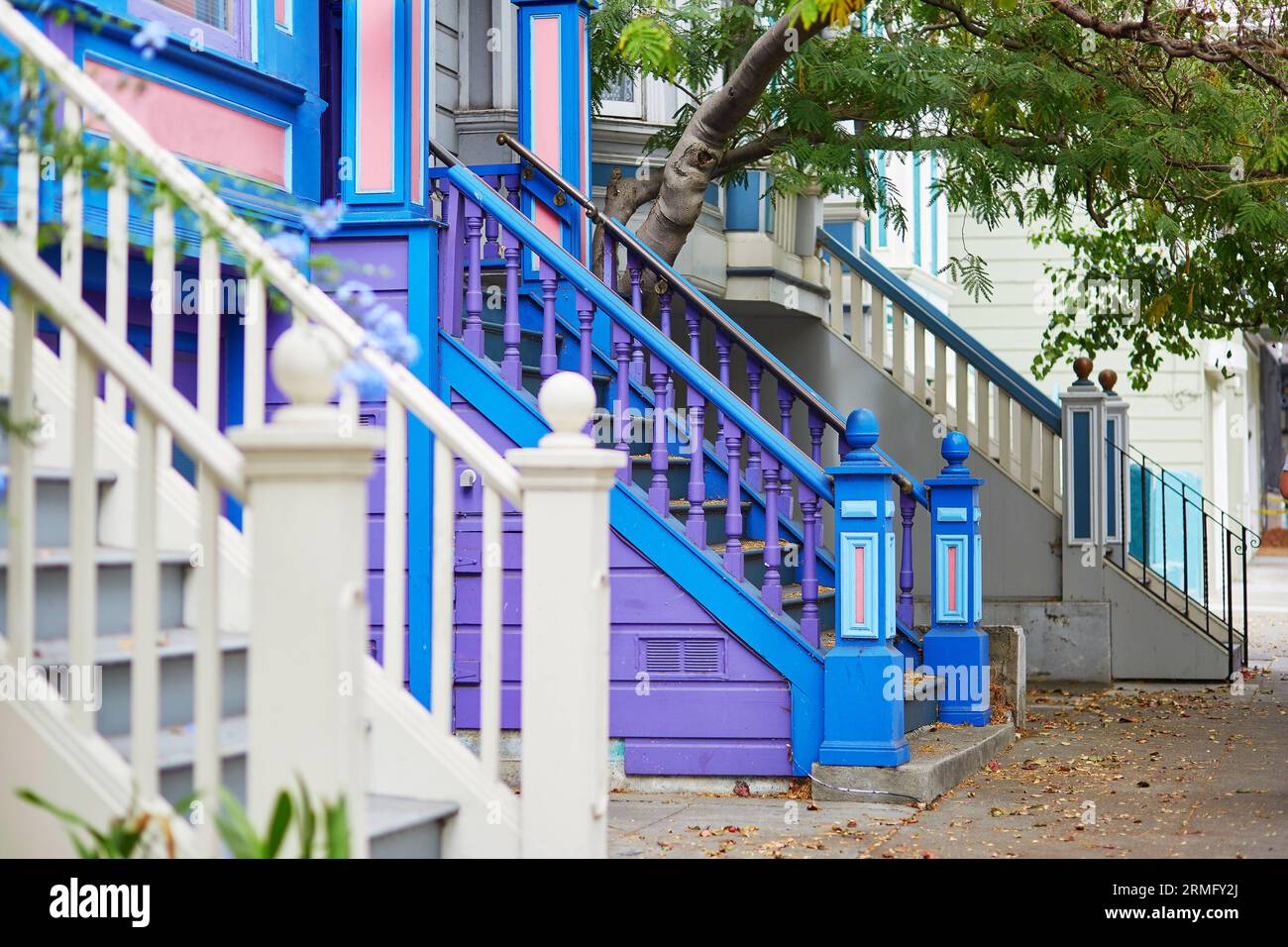 Porches colorés de maisons en bois sur la rue de San Francisco, Californie, USA Banque D'Images
