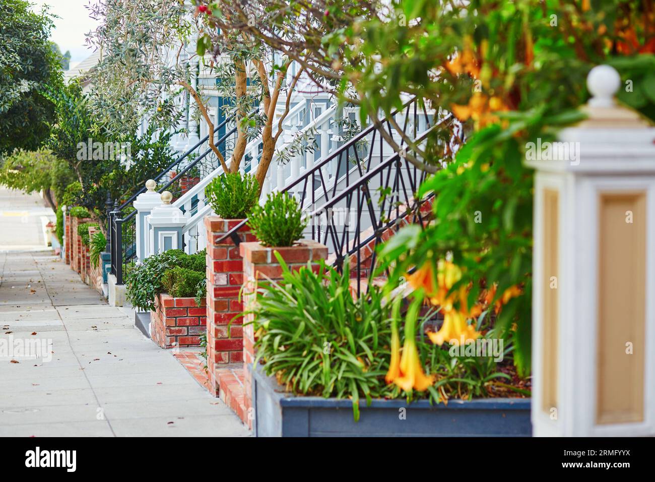 Beaux porches de maisons en bois sur la rue de San Francisco, Californie, USA Banque D'Images