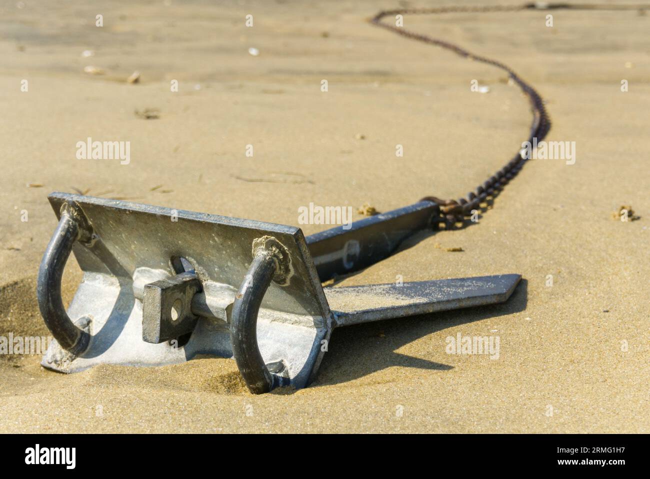 Une ancre rouillée sur la plage quelque part près d'Arcachon en France. Concept pour un port sûr et la sécurité. CopySpace. Banque D'Images