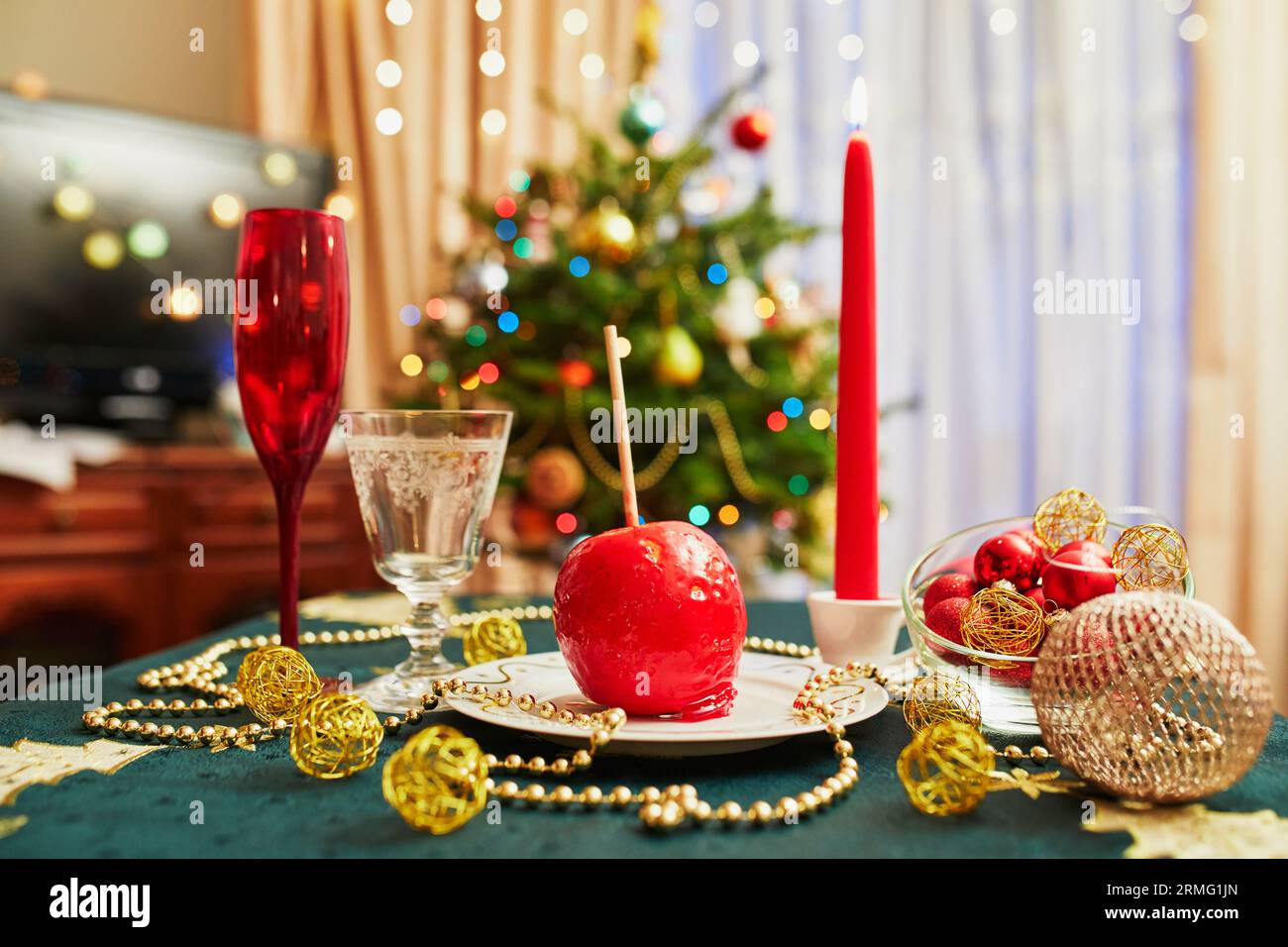 Belle table pour fête de Noël ou célébration du nouvel an à la maison. Chambre confortable avec arbre de Noël dans un fond. Noël temps avec la famille et Banque D'Images
