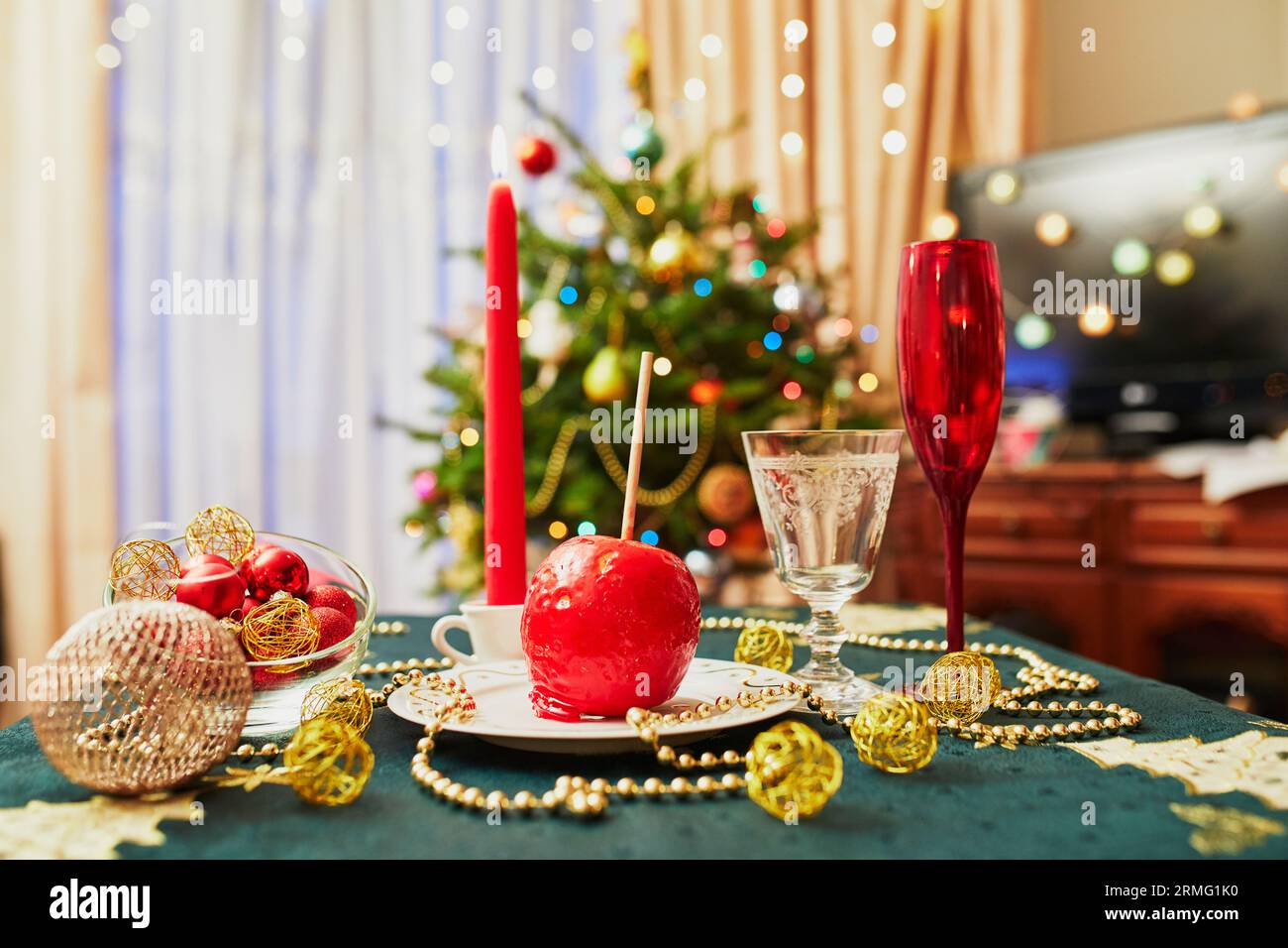Belle table pour fête de Noël ou célébration du nouvel an à la maison. Chambre confortable avec arbre de Noël dans un fond. Noël temps avec la famille et Banque D'Images