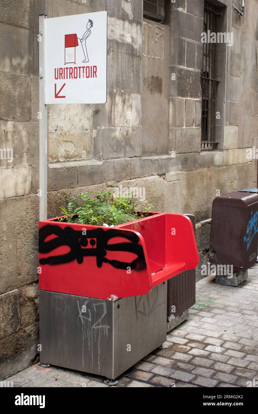 Le nom 'Uritrottoir' est une contraction des mots français 'Urinoir' et 'trottoir'. C'est un endroit où l'homme peut pisser dans un bac à fleurs. Sol écologique Banque D'Images