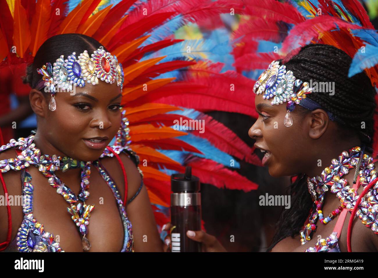 Londres, Royaume-Uni. 28/08/2023 Parade du carnaval de Notting Hill 2023 le carnaval annuel de Notting Hill a lieu pendant le week-end des jours fériés d'août. Le défilé du lundi est le point culminant du week-end. Les flotteurs jouent de la musique et les danseurs portent des costumes exotiques tout en voyageant dans les rues du quartier du nord de Londres. C’est la plus grande célébration de la communauté afro-caribéenne au Royaume-Uni. Crédit : Roland Ravenhill/Alamy. Banque D'Images