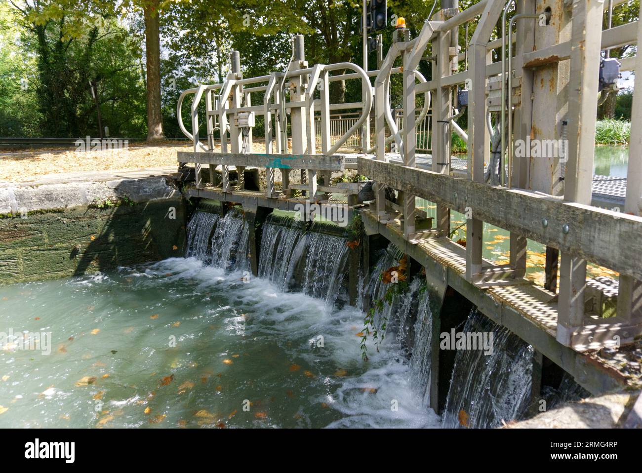 Sud de la France - septembre 2020 : Canal du midi / Canal Laterale de Garonne - France. Une destination de vacances très prisée à découvrir en vélo ou en bateau. Banque D'Images