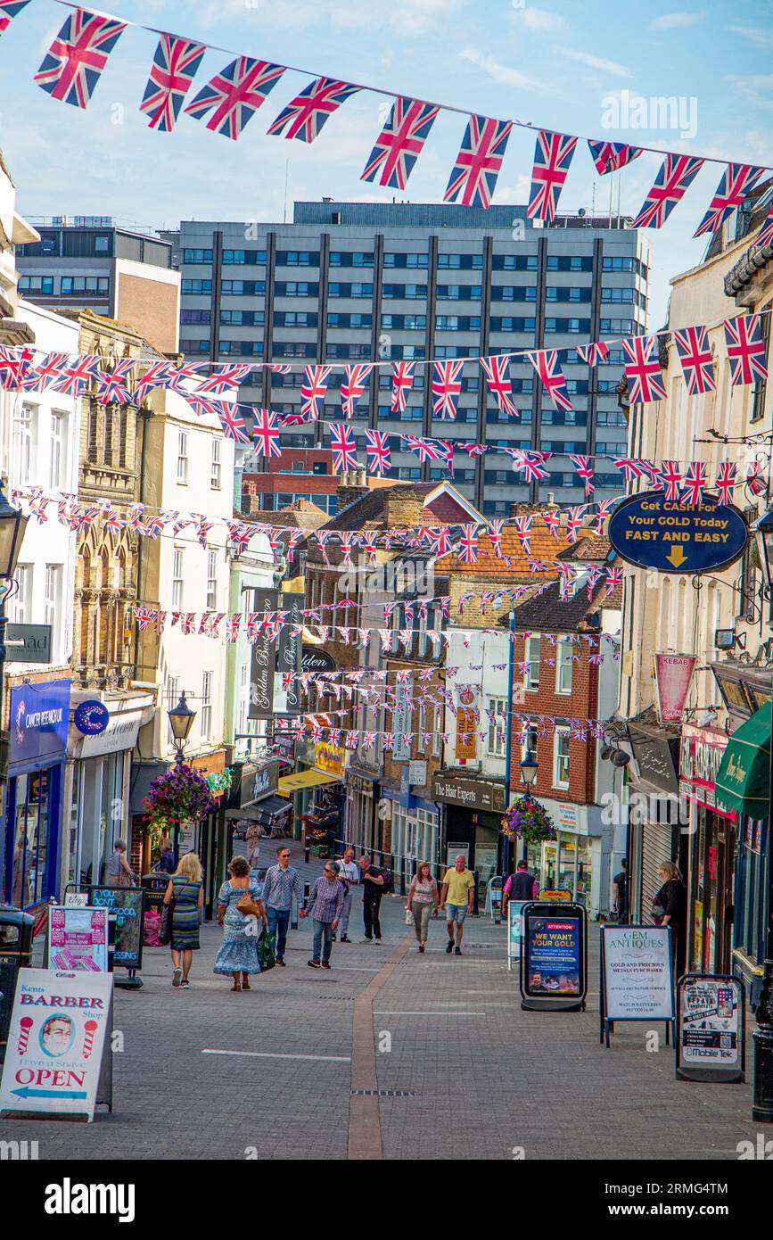 Bunting sur une rue piétonne dans le centre-ville de Maidstone. Banque D'Images