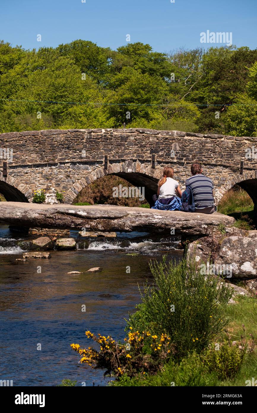 Les gens apprécient le pont Clapper sur la rivière East Dart à Postbridge dans le parc national de Dartmoor pendant l'été, Devon, Angleterre, Royaume-Uni Banque D'Images