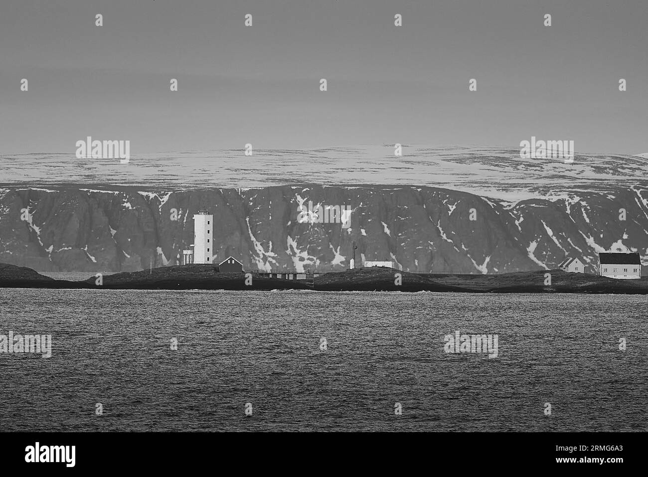 Photo en noir et blanc du phare de Kjølnes, construit en béton en 1916, est situé à 5 km à l'est de Berlevåg, dans l'Arctique norvégien Banque D'Images Photo en noir et blanc du phare de Kjølnes, construit en béton en 1916, est situé à 5 km à l'est de Berlevåg, dans l'Arctique norvégien Banque D'Images