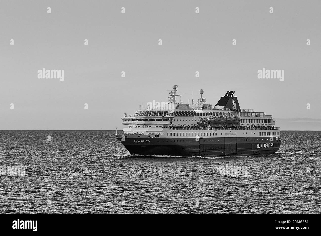 Photo en noir et blanc du Norvégien Hurtigruten Passenger Ferry, MS RICHARD WITH, naviguant vers le sud dans la mer de Barents. 6 mai 2023 Banque D'Images