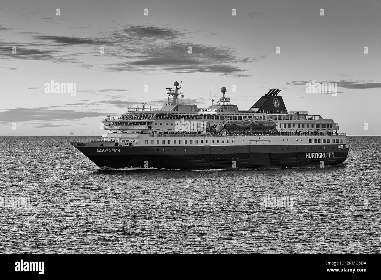 Photo en noir et blanc du Norvégien Hurtigruten Passenger Ferry, MS RICHARD WITH, naviguant vers le sud dans la mer de Barents, extrême nord dans l'Arctique Banque D'Images Photo en noir et blanc du Norvégien Hurtigruten Passenger Ferry, MS RICHARD WITH, naviguant vers le sud dans la mer de Barents, extrême nord dans l'Arctique Banque D'Images
