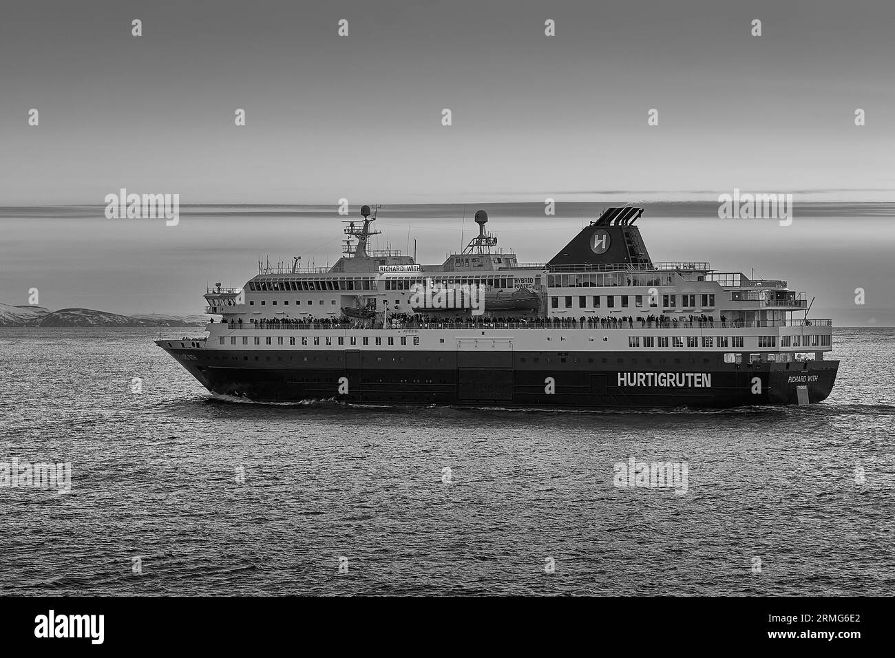 Photo en noir et blanc du Norvégien Hurtigruten Passenger Ferry, MS RICHARD WITH, naviguant vers le sud dans la mer de Barents. 6 mai 2023 Banque D'Images Photo en noir et blanc du Norvégien Hurtigruten Passenger Ferry, MS RICHARD WITH, naviguant vers le sud dans la mer de Barents. 6 mai 2023 Banque D'Images