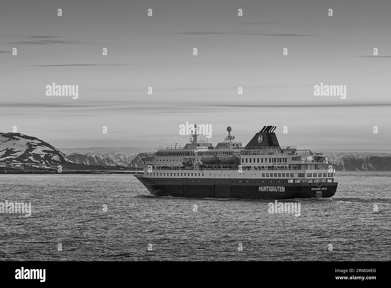 Photo en noir et blanc du Norvégien Hurtigruten Passenger Ferry, MS RICHARD WITH, naviguant vers le sud dans la mer de Barents. 6 mai 2023 Banque D'Images Photo en noir et blanc du Norvégien Hurtigruten Passenger Ferry, MS RICHARD WITH, naviguant vers le sud dans la mer de Barents. 6 mai 2023 Banque D'Images