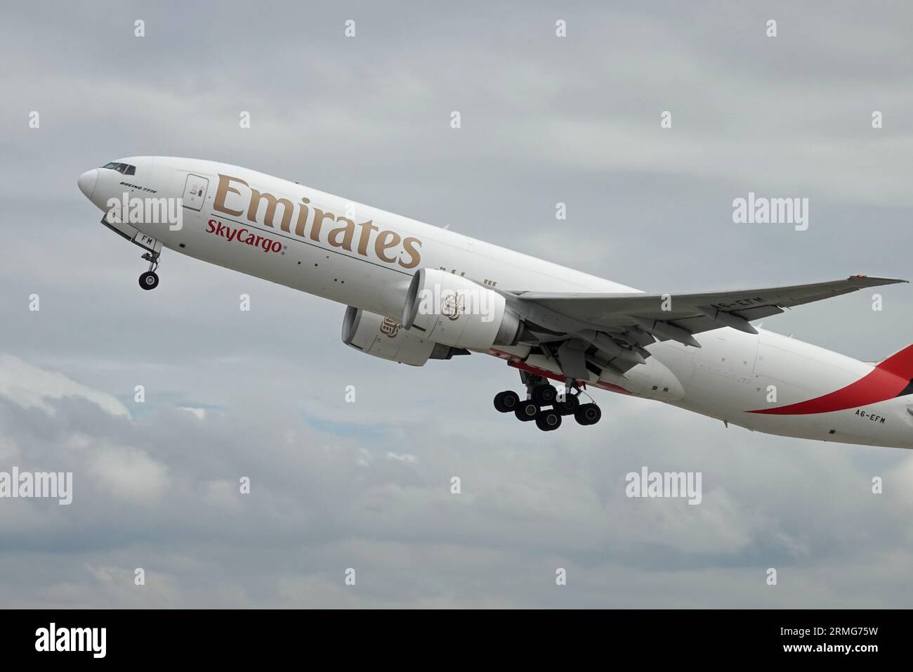 Los Angeles, Californie, États-Unis - 21 août 2023 : un Boeing 777F, exploité par Emirates SkyCargo, décolle pendant une journée nuageuse. Banque D'Images