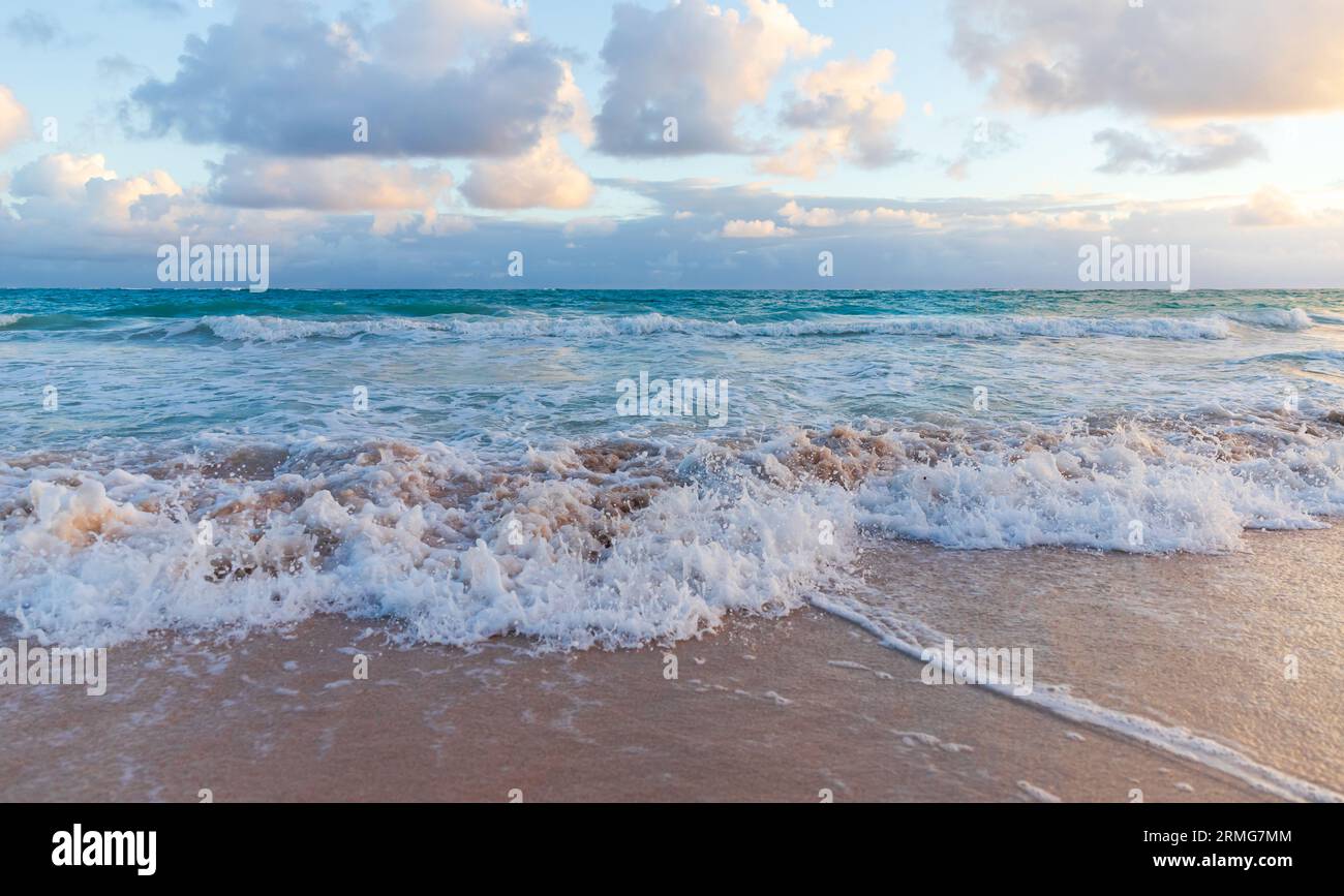 Mer des Caraïbes le matin, paysage côtier vide avec côte sablonneuse et éclaboussures de vagues de rivage. Côte de l'océan Atlantique, république dominicaine. Bavaro bea Banque D'Images