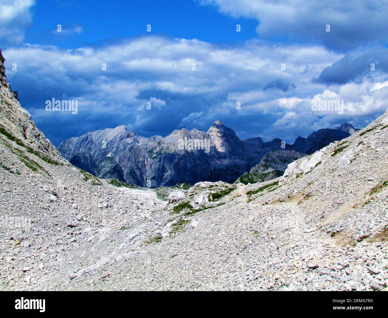 Vue sur les montagnes Pihavec et Bovski Gamsovec dans le parc national du Triglav et les alpes juliennes depuis un col de montagne au-dessus de Prehodavci Banque D'Images