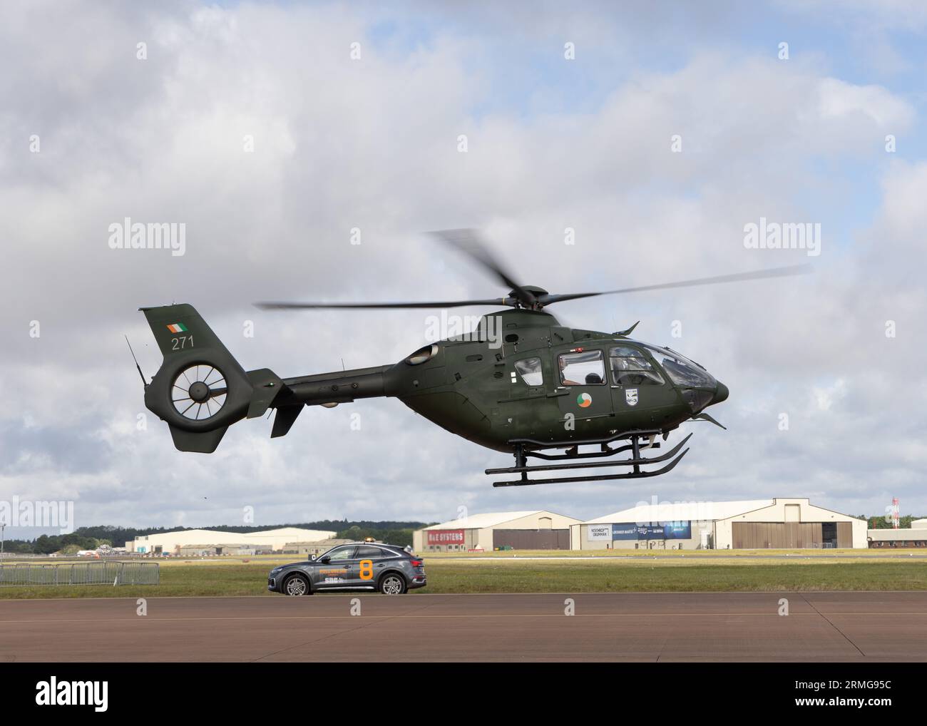 Anciennement connu sous le nom d'EC135, un hélicoptère Airbus H135 de l'armée de l'air irlandaise plane au départ du Royal International Air Tattoo de 2023 Banque D'Images