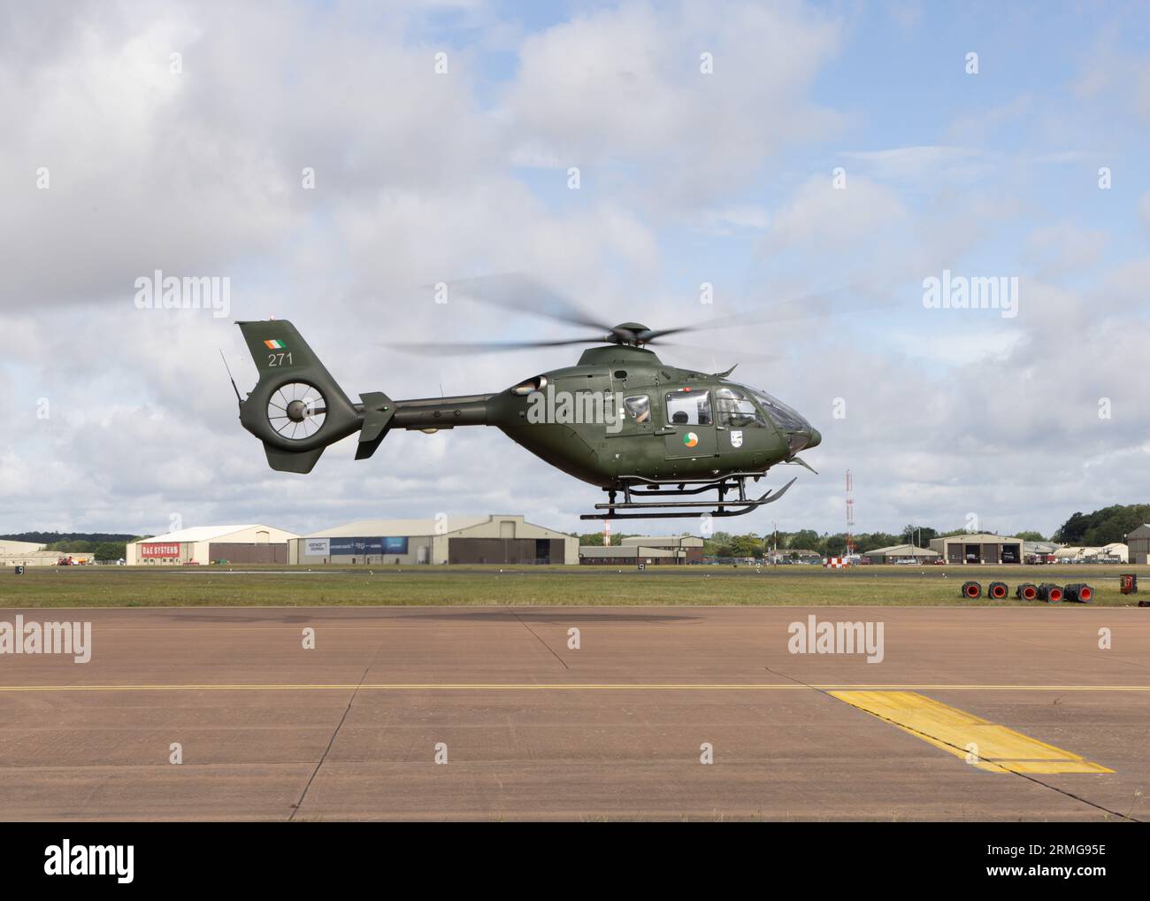 Anciennement connu sous le nom d'EC135, un hélicoptère Airbus H135 de l'armée de l'air irlandaise plane au départ du Royal International Air Tattoo de 2023 Banque D'Images