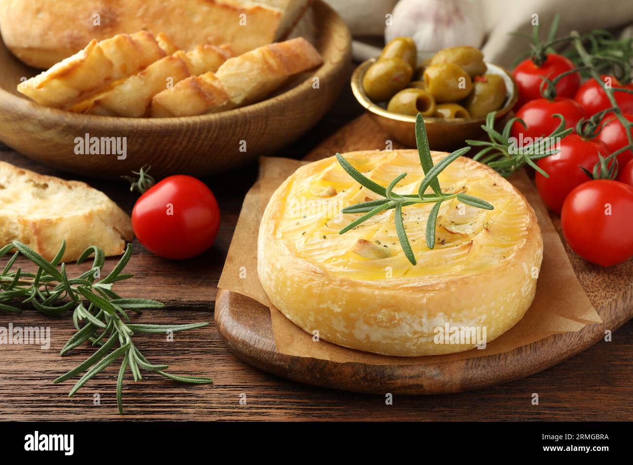 Savoureux fromage brie cuit servi sur une table en bois, gros plan Banque D'Images