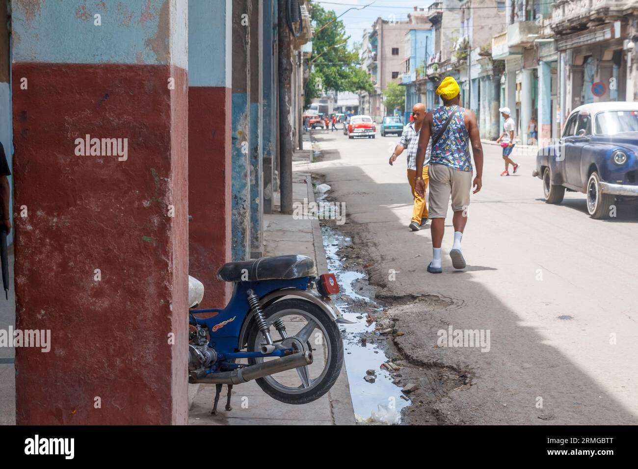 La Havane, Cuba, 2023, eau sale stagnante Banque D'Images
