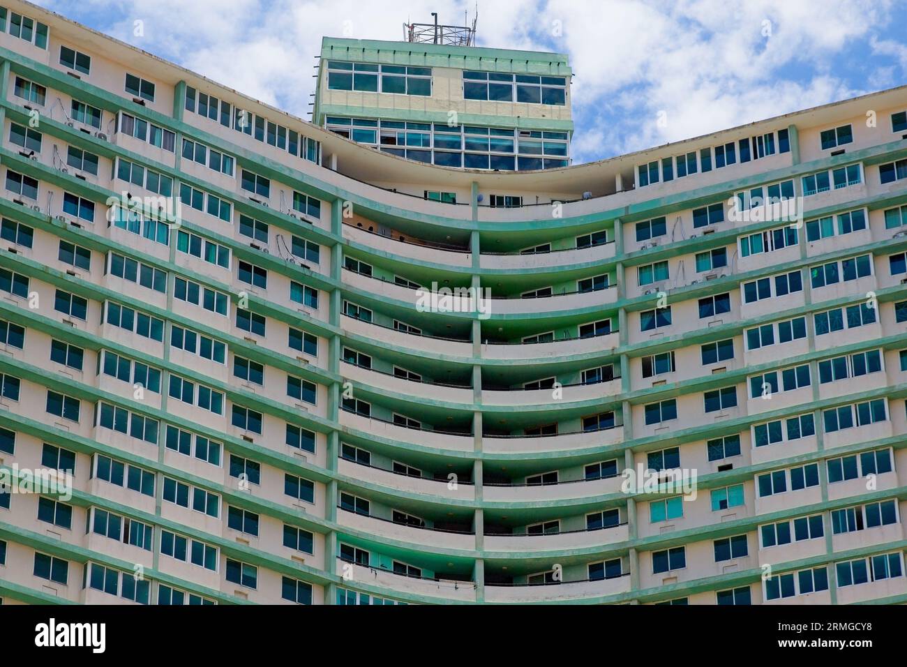 La Havane, Cuba, 2023, détail du bâtiment Focsa (vert) Banque D'Images