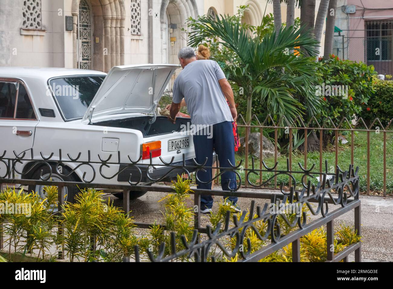 La Havane, Cuba, 2023, voiture Lada avec coffre ouvert. Personnes se tenant près du véhicule Banque D'Images