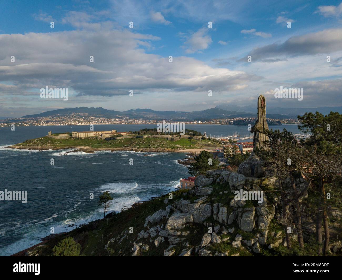 Vue sur le Parador de Baiona et le Virxe da Roca à Baiona. RIAS Baixas Banque D'Images