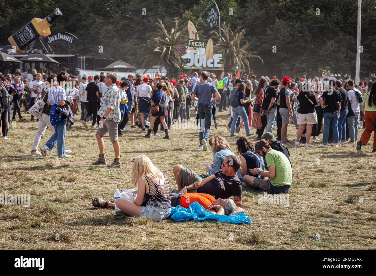 Paris, France. 27 août 2023. Les gens assistent au festival de musique Rock en Seine. Le dernier jour de la 20e édition du festival de musique français Rock en Seine a été présenté par les New-yorkais The Strokes, au domaine National de Saint-Cloud. Crédit : SOPA Images Limited/Alamy Live News Banque D'Images