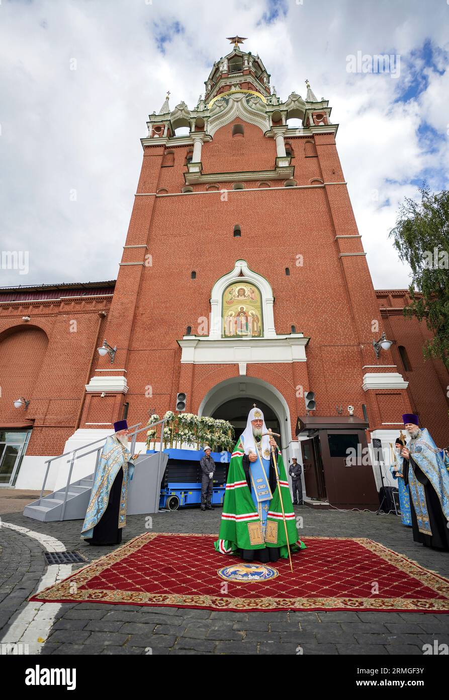 In this photo released by Russian Orthodox Church Press Service, Russian Orthodox Patriarch Kirill speaks to people after consecrating the recreated over-gate two-part icon of the Savior Not Made by Hands with angels and the Holy Mother of God enthroned with Saints Peter and Alexy on the back side of the Spasskaya Tower at the Kremlin in Moscow, Russia, Monday, Aug. 28, 2023. (Oleg Varov, Russian Orthodox Church Press Service via AP) Banque D'Images
