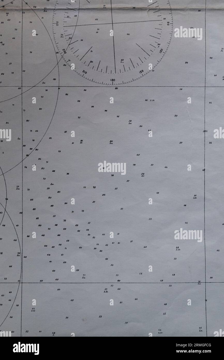 Détail d'une vieille carte de navigation nautique avec symbole de déviation de compas sur papier. Banque D'Images